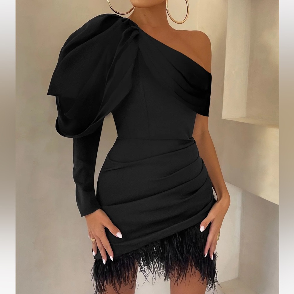 RSVP BLACK ASYMMETRIC VOLUME SLEEVE DRAPED FEATHER MINI DRESS 🖤